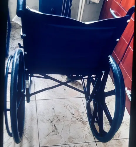 Vendo cadeira de rodas semi nova
