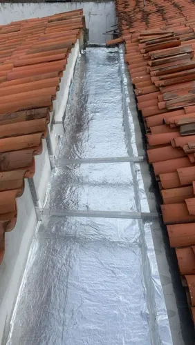 Profissionais da construção em geral e telhados