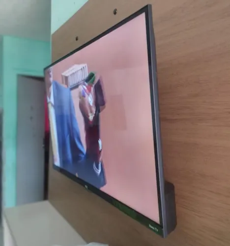 Vendo essa TV smart Novinha apenas com 1 mês de uso da marca AOC de 32 polegadas.