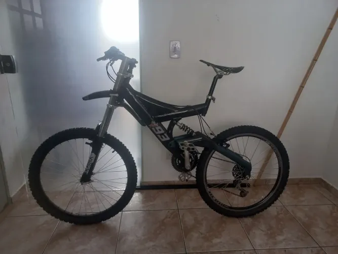 Bicicleta estilo donwhill