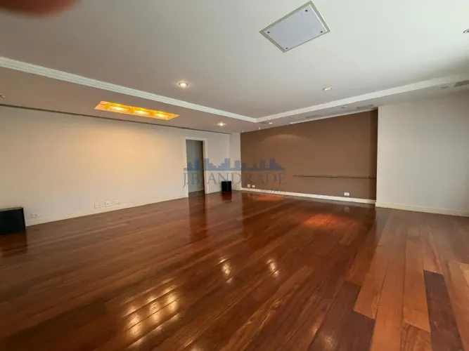 Jardim Oceânico  225 m² | 4 Quartos (2 Suítes) | 4 Vagas | Varandão | Próximo ao Metrô e P