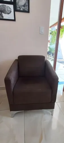 Vendo 2 poltronas de alto padrão com pequenos detalhes