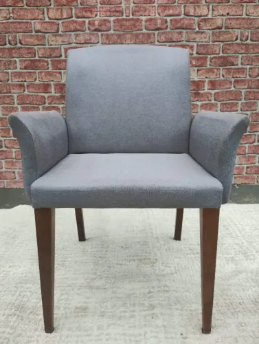 POLTRONA / CADEIRA DE JANTAR ESTOFADA COM BRAÇOS - DESIGN SOFISTICADO