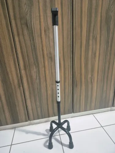 Bengala de alumínio 4 pontas, nunca usada. Super leve e com altura ajustável.