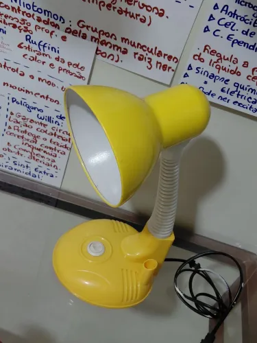 Luminária de mesa articulável amarela