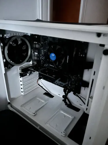 i7 9700kf/ 16 RAM 3200mhz / ssd 1 tera / fonte 700w e uma placa de video boa para jogos.