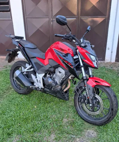 CB300F com 5.600 km cbs.