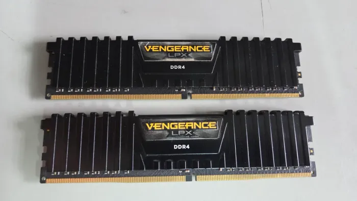 Memórias DDR4 Corsair 2x8GB
