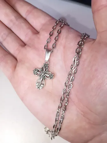 Crucifixo formato de flor estilo Romântico. NOVO. Aço com banho de ródio 60 cm e 4mm.