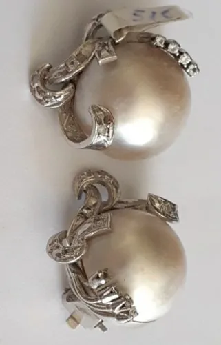 Brinco em ouro branco modelo pressão pérolas 