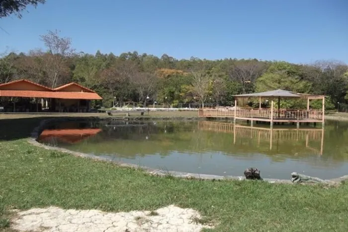 Sitio 15.000m² casa, piscina privativa e externa, dois açude, córrego nos fundos , Baldim.