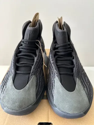 Yeezy QNTM Adults Onyx tam 40