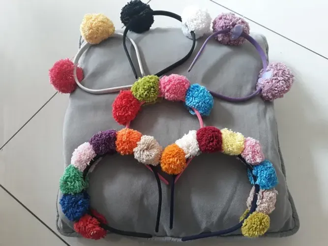 Lote de arcos de cabelo pompons