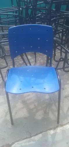 Cadeira fixa de plástico azul