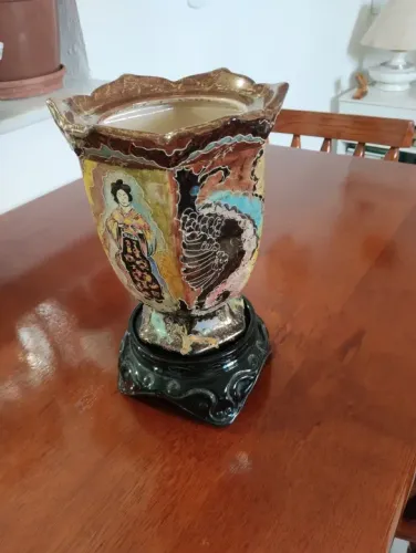 Vaso de cerâmica oriental antigo