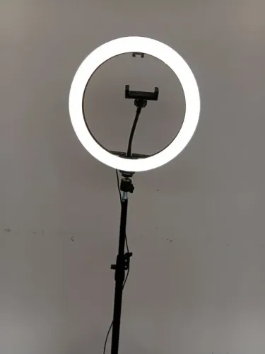 Tripé com luminária.