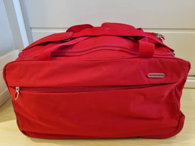 Mala de Viagem Bennetton, com estrutura de rodinhas, em ótimo estado!