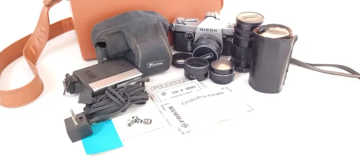 Câmera Fotográfica Analógica Ricoh com acessórios e bolsa