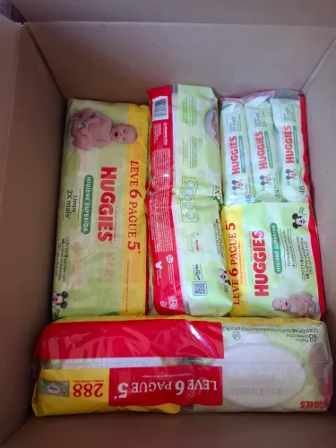 Lenço umedecidos caixa com  4 pacote com 6 unidades cada .