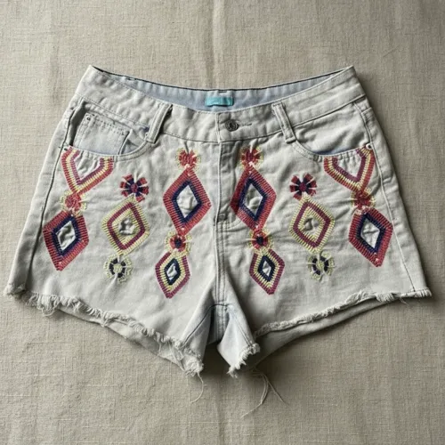 Shorts Jeans Claro com Bordado Étnico Colorido - Peça Única e Estilosa