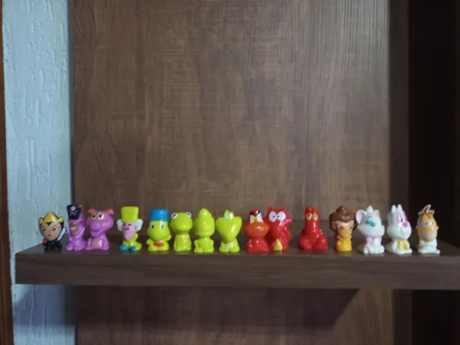 15 bonecos miniaturas Go gos Disney usados na condição