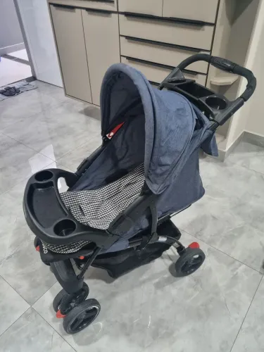 Carrinho de Bebê Azul com bebê conforto.