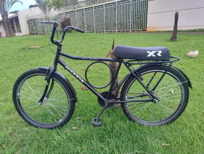 Bicicleta barra forte semi nova 