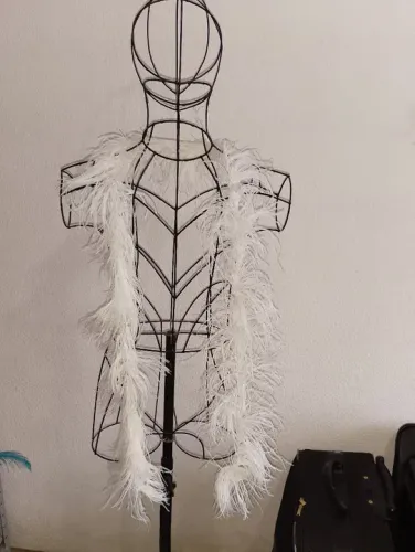 Boá de penas branca para vestido de festa