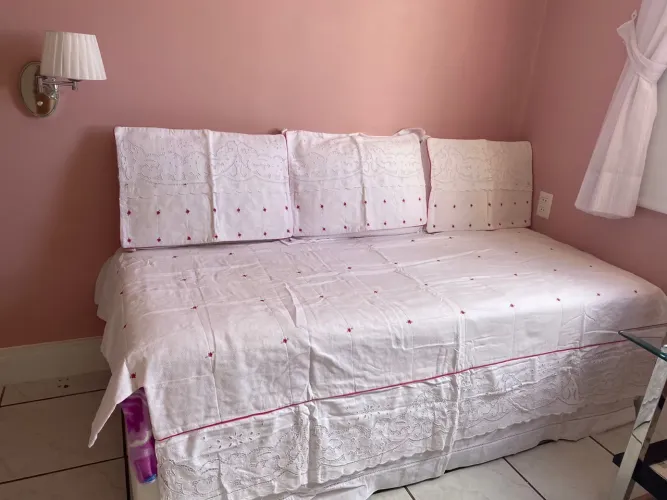 Colcha matelassê de piquê com Richelieu e detalhes de flores na cor pink bem delicadas 