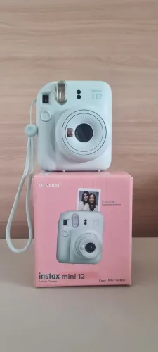 Camera Instax Mini 12 - Verde + Par de Pilhas e Instant film