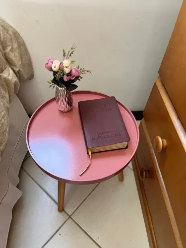 Mesa de canto com design moderno