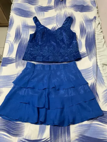 Conjunto azul saia de babado e blusa curta