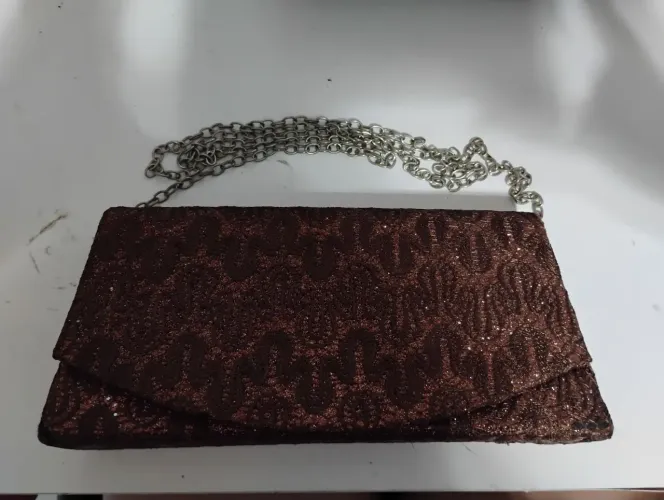 Bolsa de mão marrom com corrente vintage