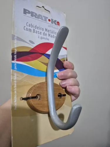 cabideiro metálico com base de madeira