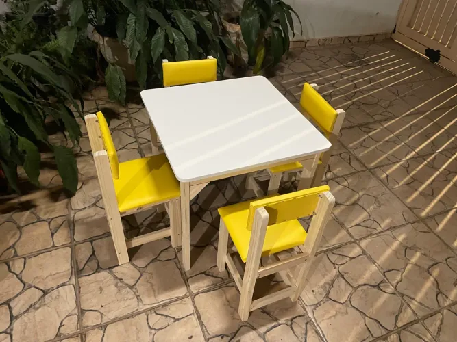 Mesa infantil com 4 cadeiras