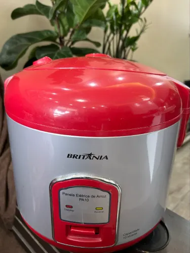 Prepare arroz de forma rápida e eficiente com a panela elétrica Britânia!