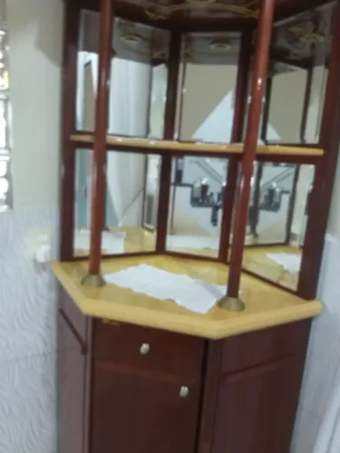 Rack bar painel marmore e madeira de cedro.nao tem copum e nao.pega copim.