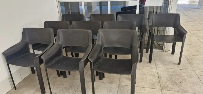 Cadeira de Couro Preto - Elegante e Confortáveis