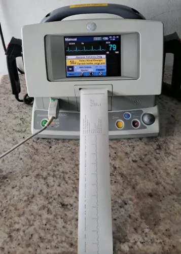 Cardioversor GE RESPONDER PRO. Acompanha cabos ECG e spo2