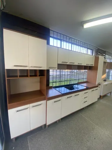 Cozinha modulada com tampo da pia