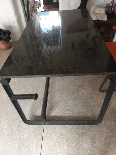 Mesa em granito verde Ubatuba 1,40x0,80.