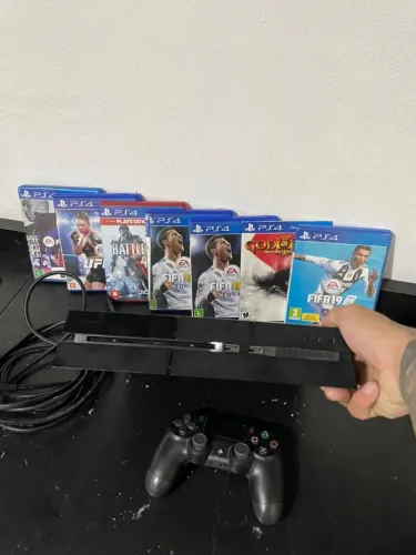 PS4 NA VERSÃO DE DESBLOQUEIO 12.50, 1 CONTROLE, 500 GB DE MEMORIA, 7 JOGOS MIDIA FISICA. 