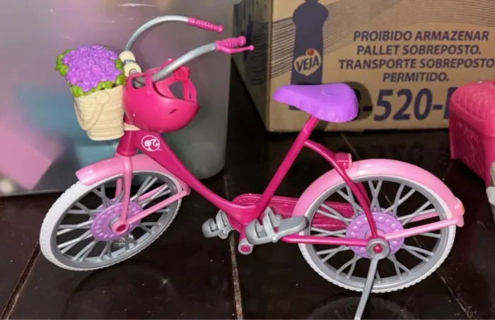 Bicicleta para Barbie com capacete e buquê de flores 