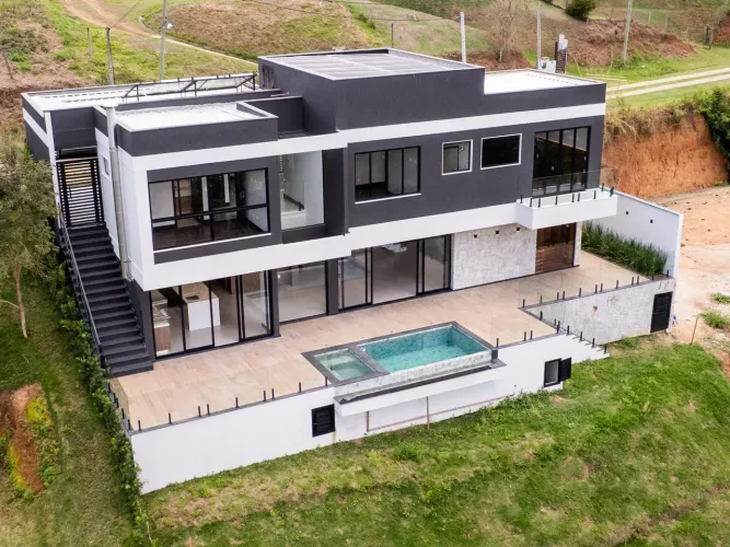 Casa de condomínio para venda tem 348 metros quadrados com 3 quartos