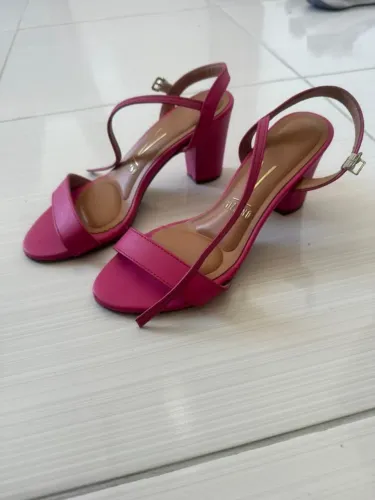 Sandália Vizzano Rosa Salto Quadrado Grosso tamanho 34, está em ótimo estado 
