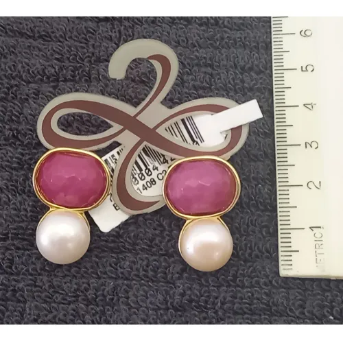 Brincos marca Marré Infinito banhados em ouro 18k com Quarto Rosa e Pérolas.