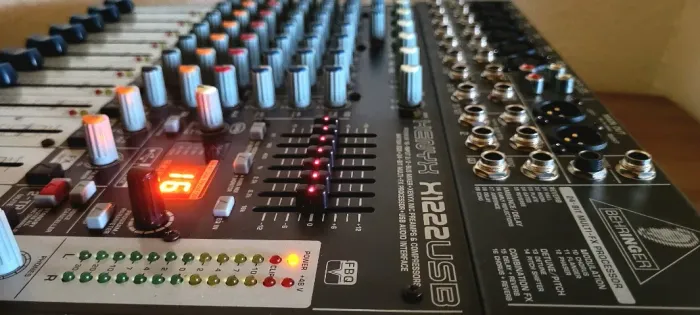 Console Mixer Mesa De Som Behringer Xenyx X1222USB