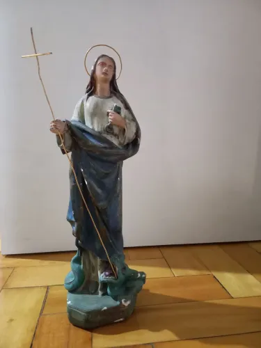 Estátua de Santa Marta em gesso