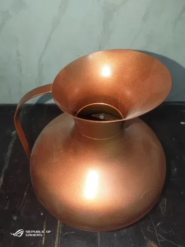 Linda jarra em metal para guardar suas flores o item decorativo