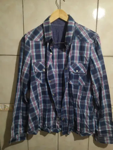 Camisa xadrez azul e rosa